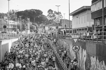 Runers subito dopo la partenza della Pisa Half Marathon
