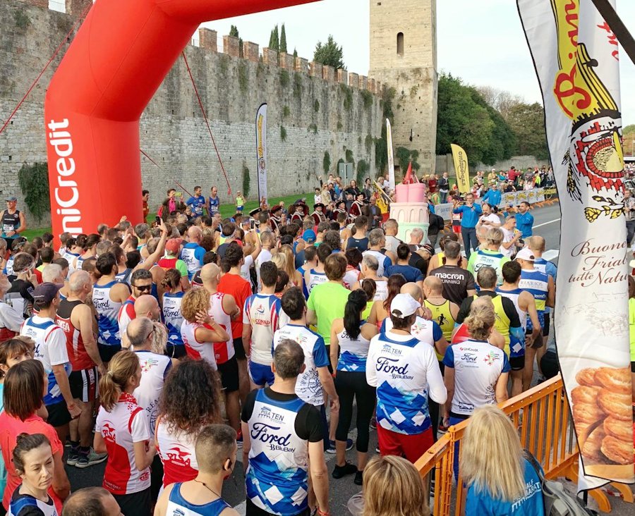 Runners at the start of the Pisa Ten