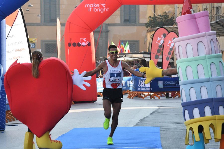 Daniele Meucci at the Pisa Half Marathon's finish line